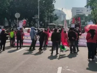 Demo di depan Kedubes AS, sejumlah rute Transjakarta dialihkan