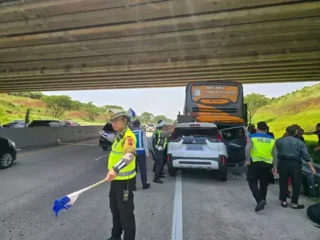 Satu keluarga alami kecelakaan di Tol Batang saat mudik, dua orang meninggal dunia