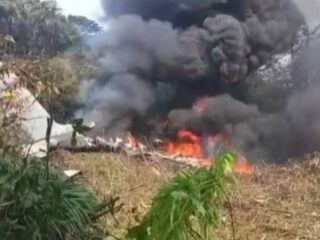 Pesawat Hercules bawa 125 tentara Kolombia jatuh dan meledak