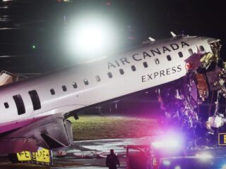 Kecelakaan pesawat Air Canada diduga akibat truk damkar melintas di landas pacu