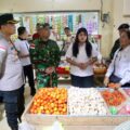 Keterangan foto: Wakil Bupati Talaud Anisa Bambungan (tengah kemeja putih) didampingi Dandim 1312 Talaud Letkol TNI Arh Yanuar Yudistira (samping kiri Bupati, seragam loreng), Kapolres Talaud AKBP Arie Sulistyo Nugroho (paling kiri, berseragam polisi) meninjau pasar Melonguane. (Foto: Nelson Sangadi)