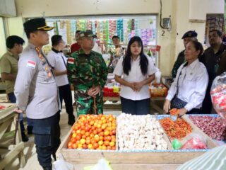 Keterangan foto: Wakil Bupati Talaud Anisa Bambungan (tengah kemeja putih) didampingi Dandim 1312 Talaud Letkol TNI Arh Yanuar Yudistira (samping kiri Bupati, seragam loreng), Kapolres Talaud AKBP Arie Sulistyo Nugroho (paling kiri, berseragam polisi) meninjau pasar Melonguane. (Foto: Nelson Sangadi)