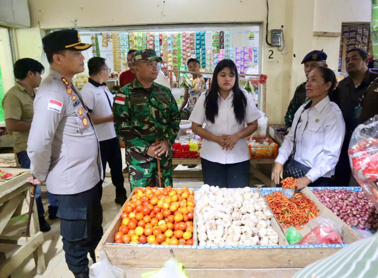 Keterangan foto: Wakil Bupati Talaud Anisa Bambungan (tengah kemeja putih) didampingi Dandim 1312 Talaud Letkol TNI Arh Yanuar Yudistira (samping kiri Bupati, seragam loreng), Kapolres Talaud AKBP Arie Sulistyo Nugroho (paling kiri, berseragam polisi) meninjau pasar Melonguane. (Foto: Nelson Sangadi)