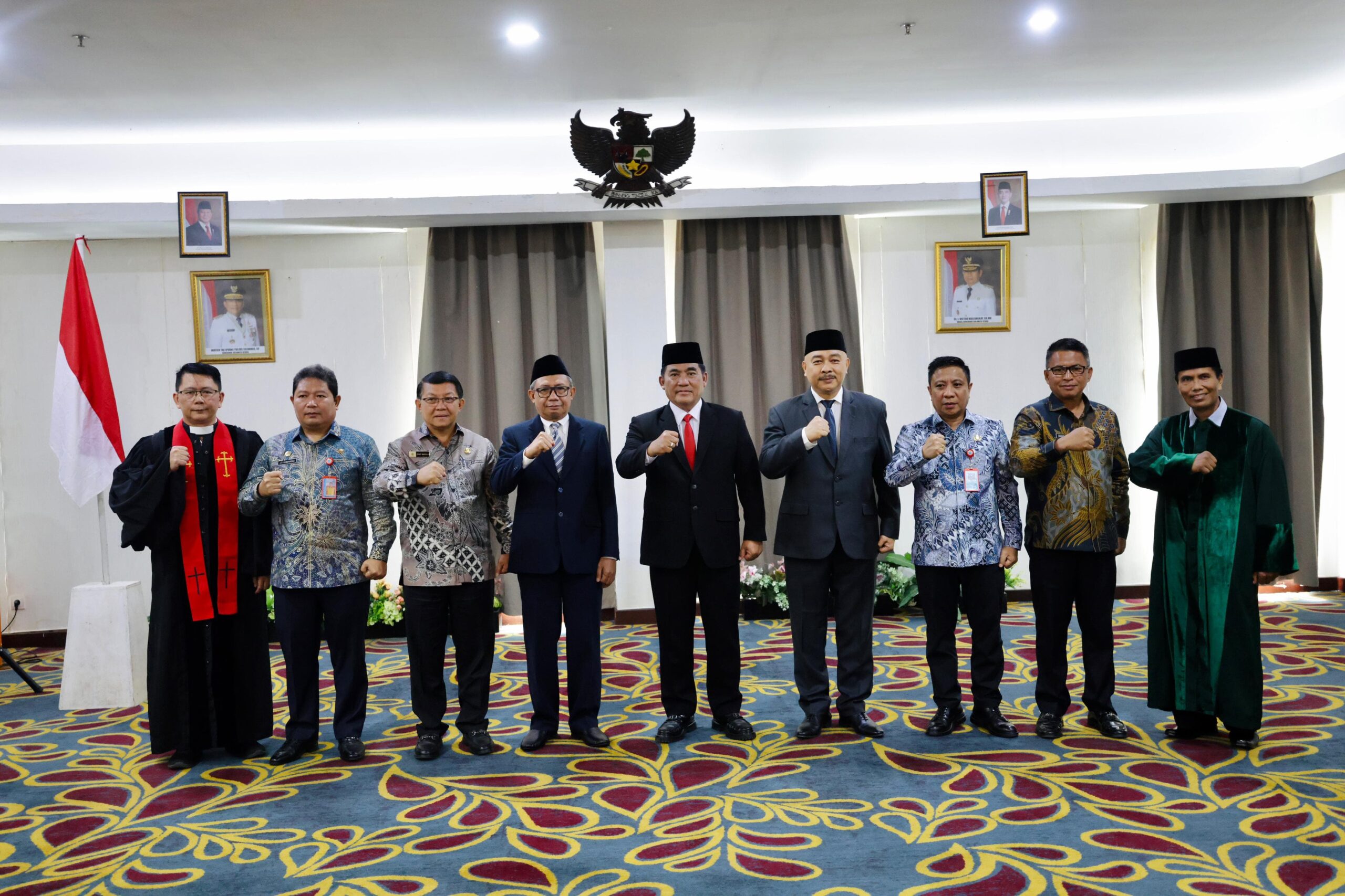Keterangan: Usai melantik kedua pejabat tersebut, Gubernur YSK berfoto bersama. (Foto: Dinas Kominfo Sulut)