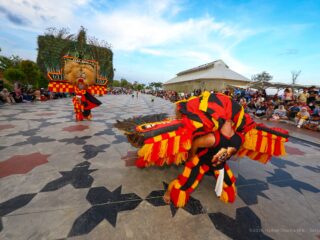 Reog Ponorogo meriahkan bendungan Sepaku Semoi, warga antusias
