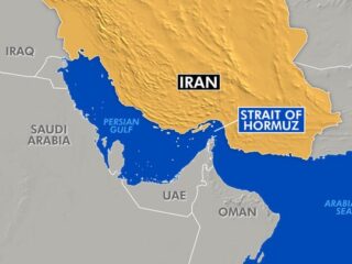 Iran blokir jalur kapal tanker di selat Hormuz,  harga minyak dunia bisa naik 100 persen