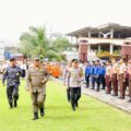 Gelar Pasukan Operasi Ketupat 2026, di Mapolda Sulut. Tampak Gubernur Sulut Yulius Selvanus, bersama Pangdam XIII Merdeka Mayjen TNI Mirza Agus dan Kapolda Sulut Irjen Pol Roycke Harry Langie, memeriksa pasukan di lapangan. (Sumber: Diskominfosantik - Sulut)