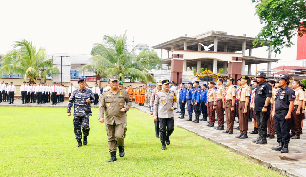 Gelar Pasukan Operasi Ketupat 2026, di Mapolda Sulut. Tampak Gubernur Sulut Yulius Selvanus, bersama Pangdam XIII Merdeka Mayjen TNI Mirza Agus dan Kapolda Sulut Irjen Pol Roycke Harry Langie, memeriksa pasukan di lapangan. (Sumber: Diskominfosantik - Sulut)