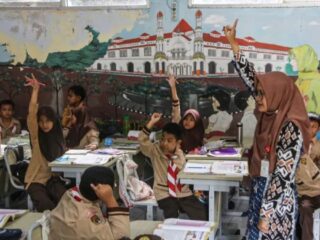 Pemerintah batalkan 'hybrid learning', sekolah tetap normal