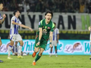 Dua kali tertinggal, Persebaya paksa Persib imbang 2-2