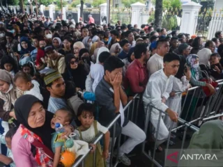 Warga antre padati Istana Kepresidenan, hadiri 'open house' dengan Presiden Prabowo
