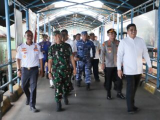 Pastikan layanan dan keamanan optimal, Bupati Roby tinjau pos pelabuhan hingga lagoi