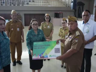 Bupati Minahasa Robby Dondokambey serahkan BPJS Ketenagakerjaan kepada TP-PKK dan Pengurus KMP