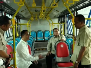 Memproduksi kendaraan listrik termasuk bus Transjakarta, Presiden Prabowo tinjau pabrik VKTR di Magelang