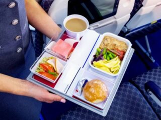 Garuda Indonesia salurkan 15 ton logistik makanan untuk jamaah haji di Jeddah