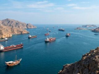 Aktivitas pelayaran di Selat Hormuz mendadak berhenti setelah AS mengumumkan blokade