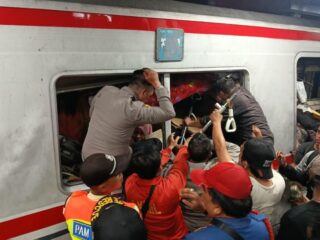 Dua kereta api tabrakan di Bekasi: Tiga meninggal, 29 luka-luka