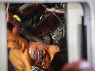 Kecelakaan kereta api Bekasi: Ini daftar 'shuttle bus' alternatif dari Stasiun Bekasi, KRL masih lumpuh