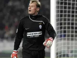 Mobilnya terseret Kereta Api, mantan Kiper Arsenal dan Juventus Alex Manninger tewas