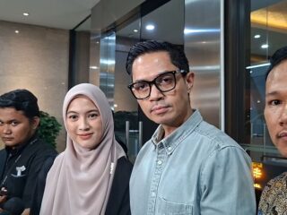Penuhi panggilan polisi terkait kasus penipuan Rp2,4 triliun, Dude Herlino dan Alyssa Soebandono dicecar puluhan pertanyaan