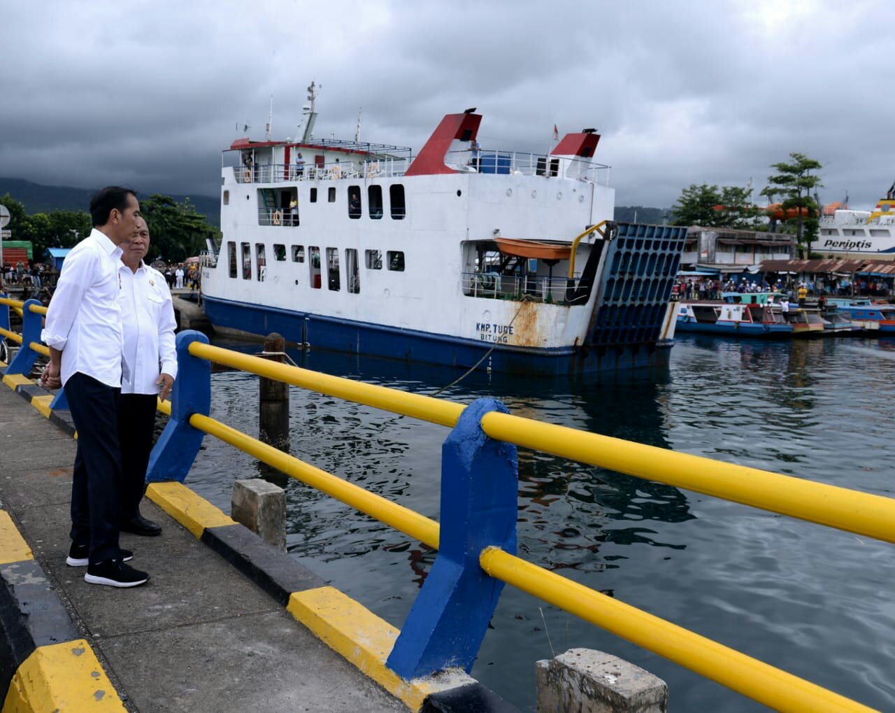 Presiden ke-7 RI Joko Widodo mengunjungi pelabuhan feri di Kota Bitung