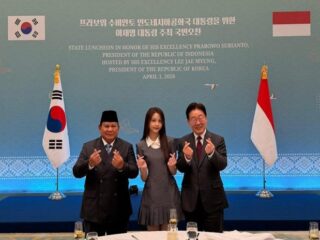 Presiden RI dan Korsel kompak berpose 'finger heart' dengan Carmen penyanyi K-pop asal Bali