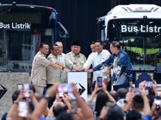 Targetkan produksi sedan massal 2028, Prabowo Bangga lompatan industri kendaraan listrik nasional