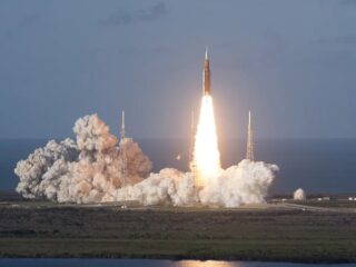 Misi Artemis II membawa 4 astronot akhirnya diluncurkan menuju bulan