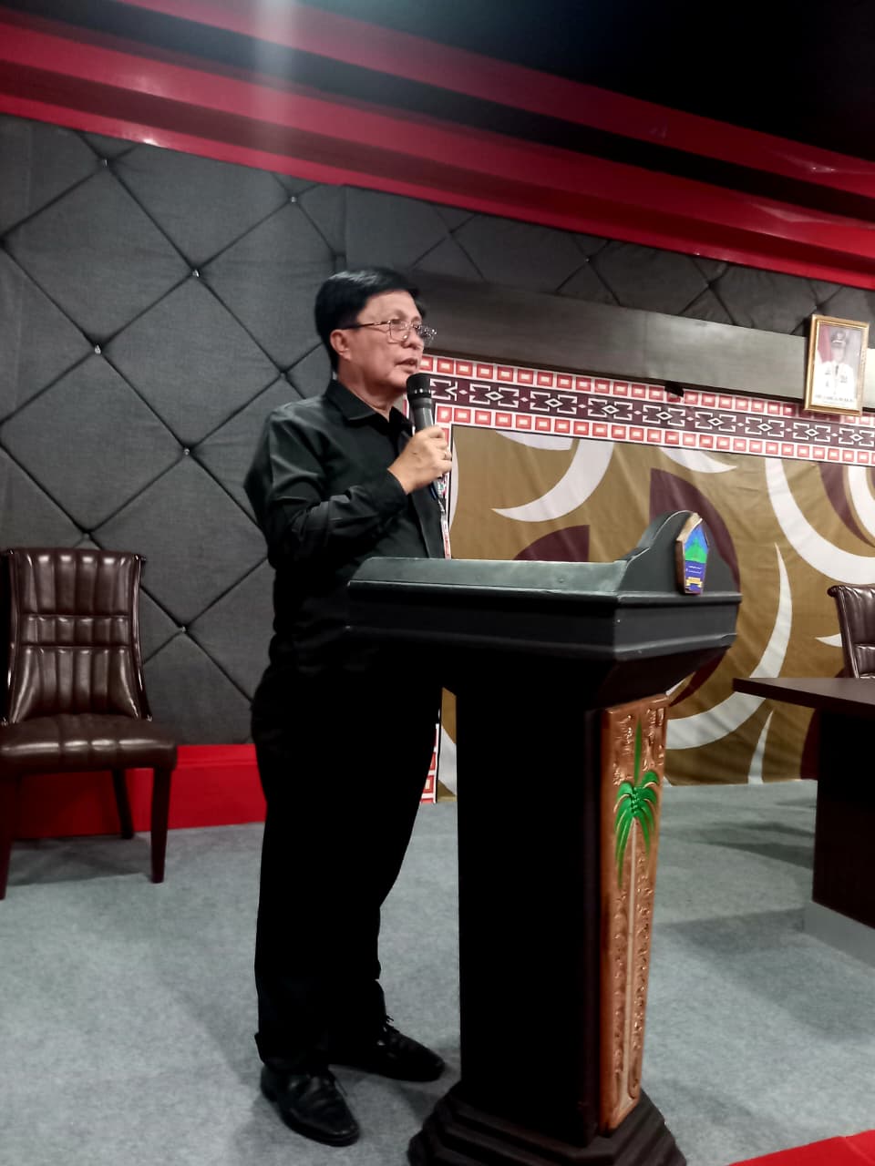 Sekda Minut Ir. Novly Geret Wowiling, mewakili Bupati Minut Dr. Joune Ganda sedang memberikan sambutan (foto DL)