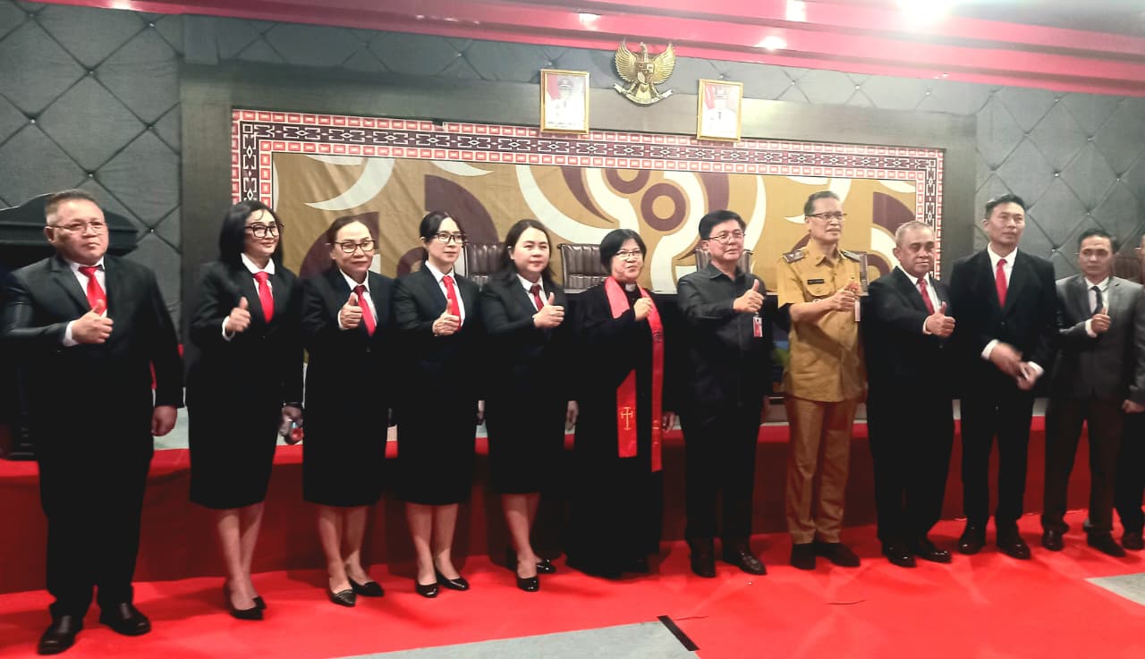 Usai pelantikan, Sekda Minut Novly Wowiling berfoto bersama para pejabat yang dilantik. (foto DL)