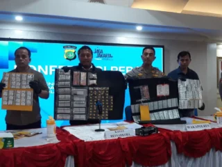 Polres Jakut ringkus 14 penjual obat keras yang menyamar sebagai pemilik toko kelontong