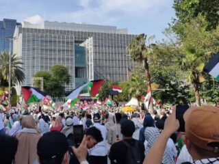 Gamis putih dan bendera Palestina warnai aksi doa di Kedubes AS