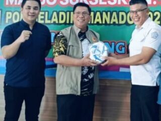 Dukung pembinaan sepak bola, KONI Sulut salurkan bola standar FIFA di Minut