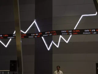 IHSG menguat, rupiah tembus Rp17.424, Purbaya bantah APBN sedang rapuh