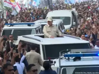 'May Day': Prabowo datang dengan Maung, sapa buruh di Monas