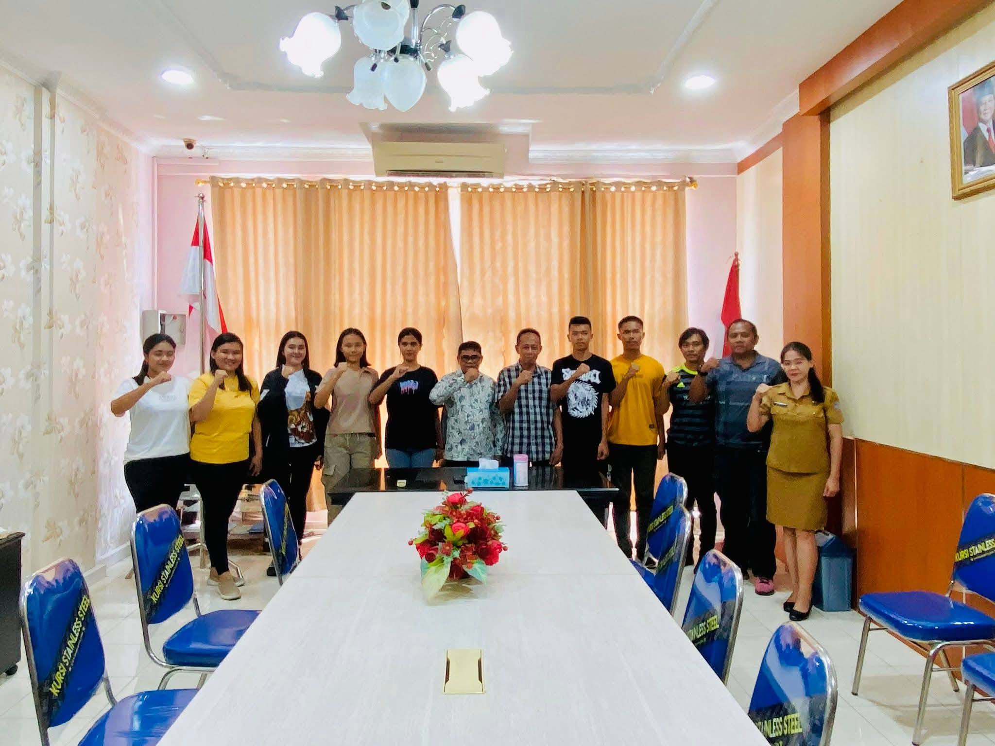 Calon Paskibraka Sulut asal Sitaro bersma guru, pembania dan PLT Bupati sitaro Heronimus Makainas.