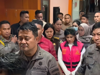 Gunung Ruang bawa korban baru, Bupati Sitaro jadi tersangka korupsi dana bencana Rp22,7 miliar