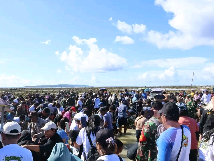RIbuan orang ikuti festival Mane'e di pulau Intata Kakorotan kabupaten kepulauan Talaud.(Nelson P. Sangadi)