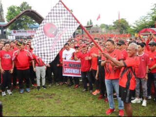 Ribuan peserta menyemuti 'fun walk' Bulan Bung Karno