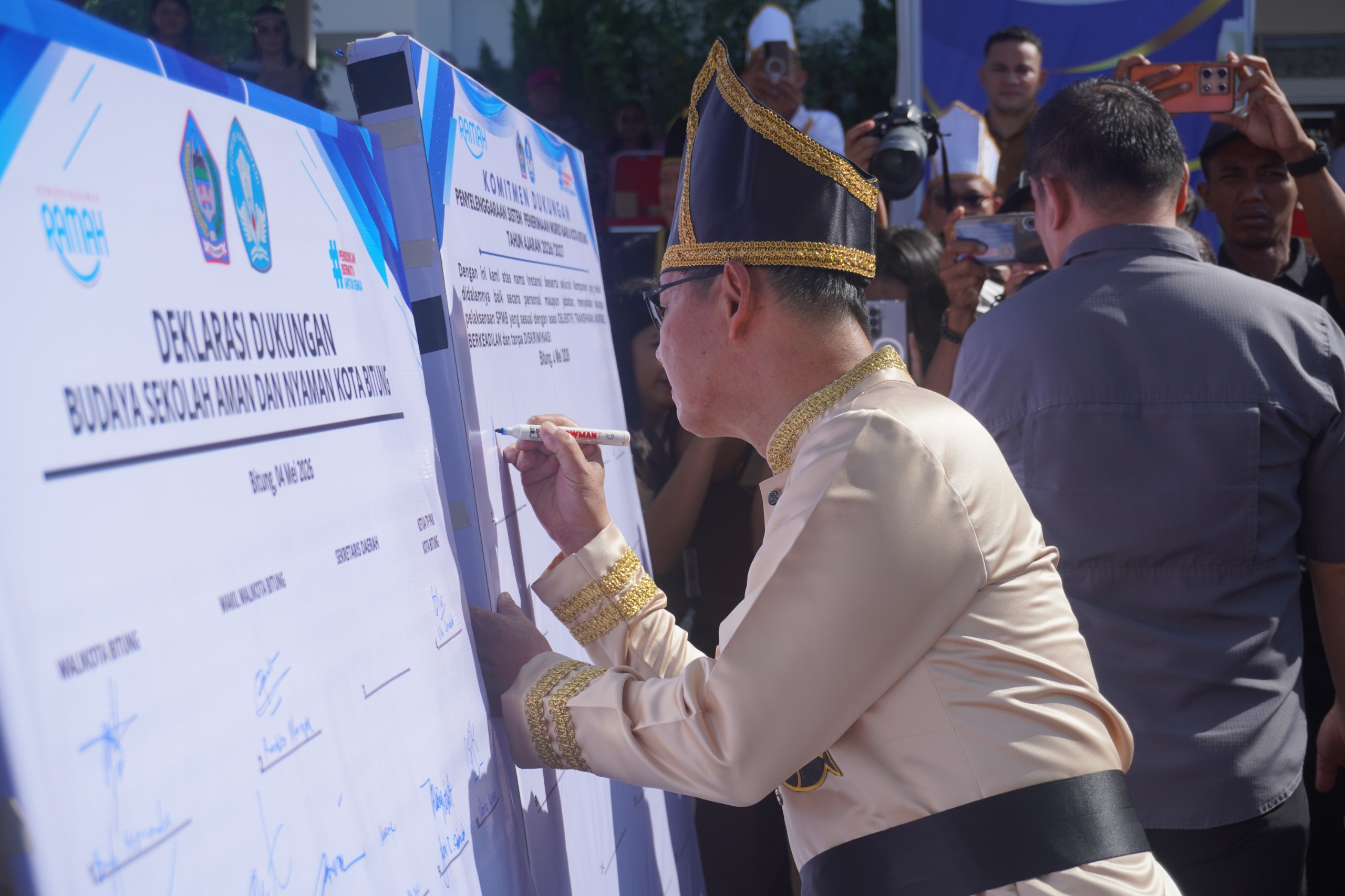 Wali kota Bitung Hengky Honandar pimpin upacara Hardiknas