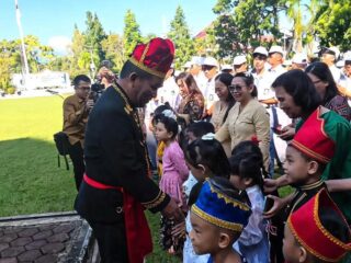 Gubernur Yulius Selvanus diserbu peserta upacara Hardiknas 2026