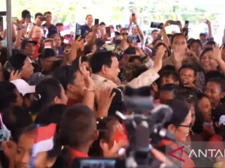 Penuh semangat! Prabowo joget “Tabola Bale” bersama warga Miangas saat kunjungan di pulau terluar