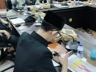 Viral bermain gim saat rapat, Anggota DPRD Jember sampaikan permintaan maaf