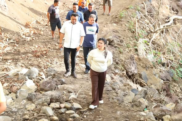 bupati tinjau progres dan kualitas pembangunan jalan