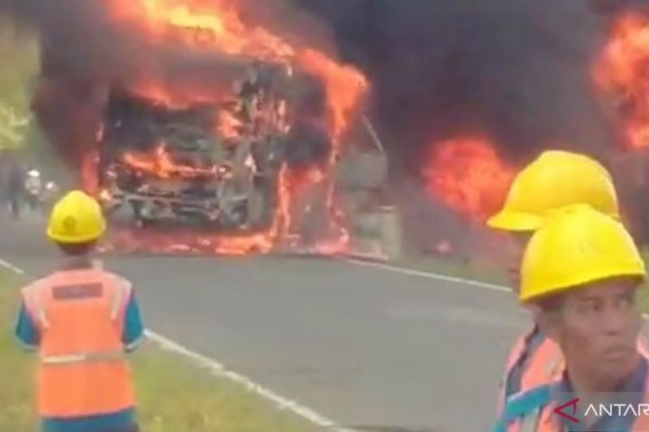 tabrakan maut truk tangki vs bus ALS