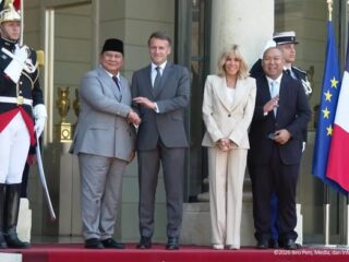 Presiden Prancis Emmanuel Macron sambut Prabowo Subianto dengan hangat di Istana Elysee