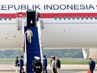 Tiba di Tanah Air dengan selamat dari Prancis, Presiden Prabowo disambut Wapres Gibran