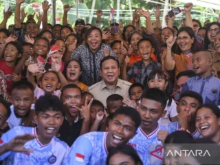 Prabowo datangi pulau di ujung utara RI, bernyanyi bersama warga Miangas, bangun 'Starlink' dan KNMP