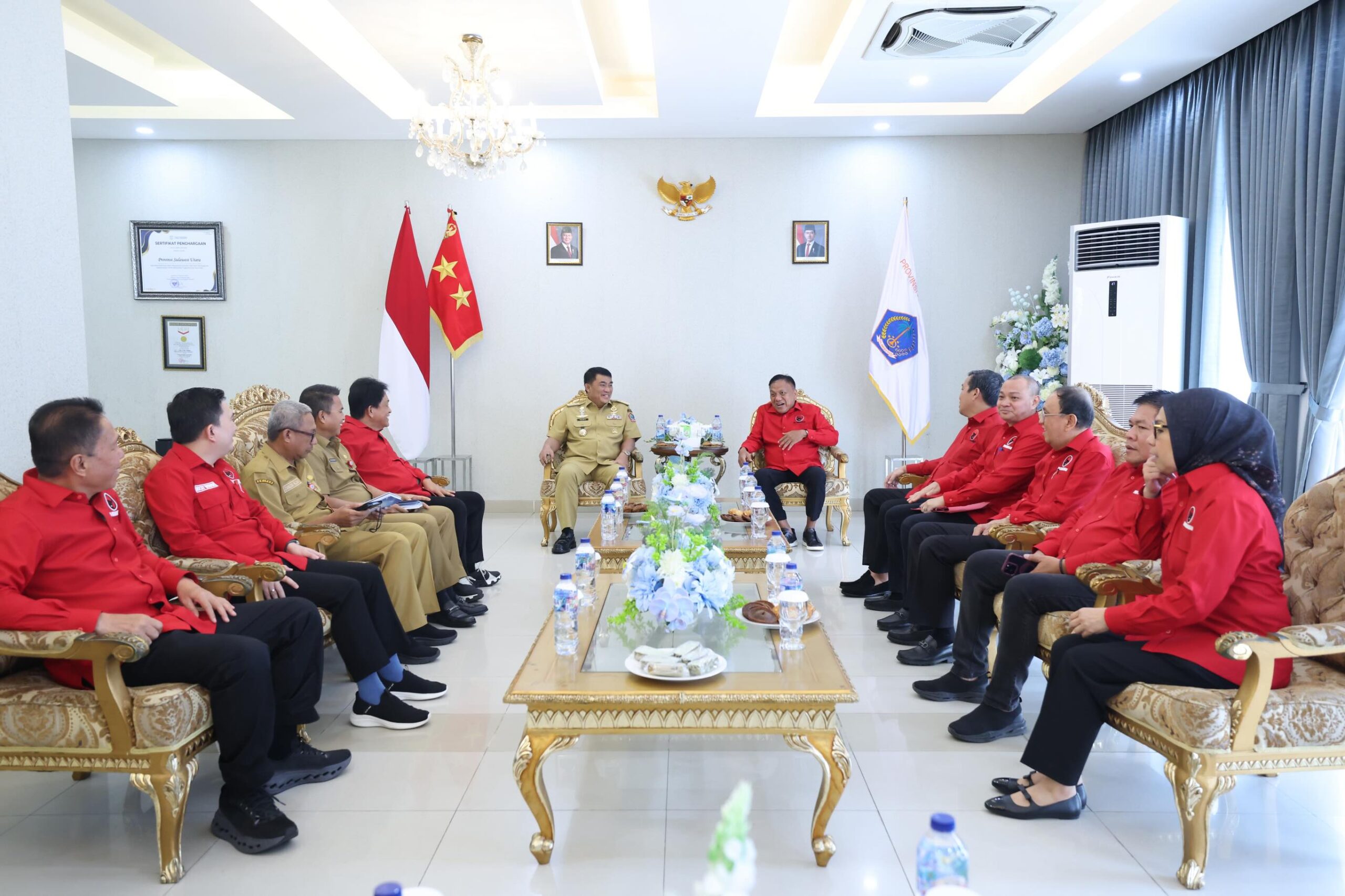 Gubernur Yulius Selvanus dan mantan gubernur Olly Dondokambey bersama jajaran PDIP Sulut melakukan silaturahmi 