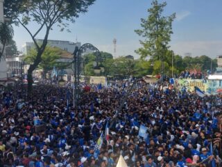Ribuan 'fans' Persib padati Jalan Asia Afrika Bandung, rayakan gelar juara